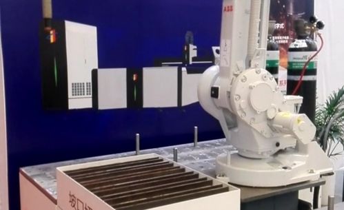 焊接機器人全位姿作業演示 舵輪驅動下的空間靈活性探索